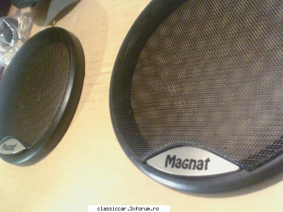 audio-auto adaug set boxe auto  difuzoare tweetere) unul din difuzoare are mica problema din