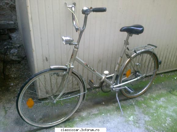 bicla are roti pe 24,cu o viteza, 1985,la vopsea vintage albe luminoasa 250 lei
trimit in tara prin