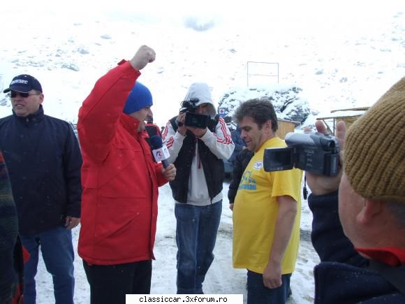 le  era  cald  la  bilea  lac  si  vroeau  sa  faca  o  baita  dar  hopa   pe  ei  si  reporterul