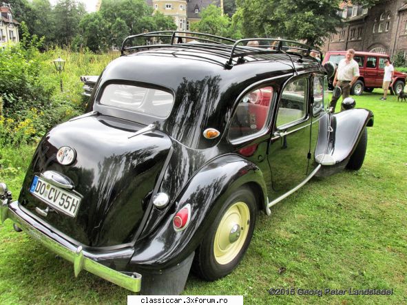 citroen traction avant six -1953 cel negru vede chederul ins sunt negre .....   acest culoare