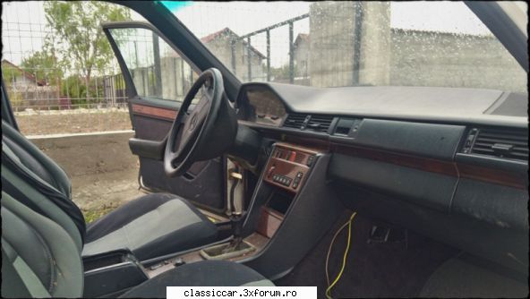 mercedes 200e, fabricatie 1994 sub huse, tapiteria este stare relativ buna.