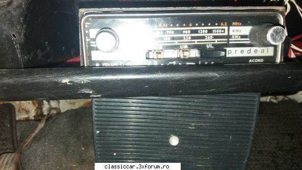dacia 1300 1974 (facuta comanda) radio-ul din fabrica. functional dar prinzi mai nimic el.