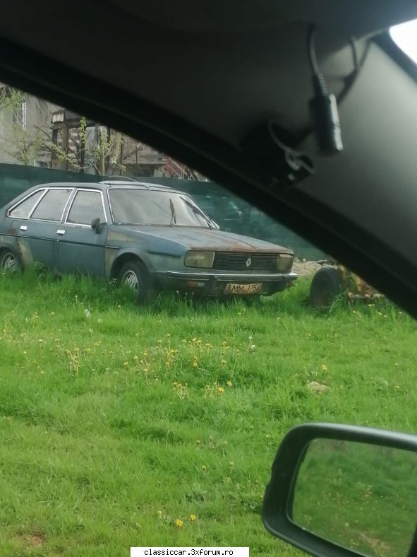 prin baia mare alta epava sta demult... este renault r20?