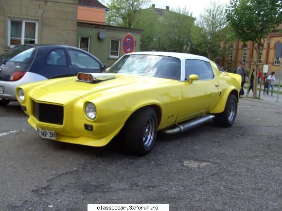 din germania una mai traforata strada! cred este chevrolet camaro, dupa silueta.