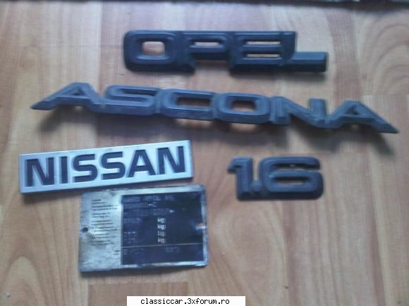 tot felul piese accesorii adunate spre vanzare pachet embleme ascona una nissan placuta caroserie