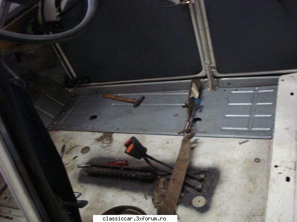 2 CV nou 7000 km - podeaua dreapt� nou� repus� in punctele de sudur� - Reconditionari si Restaurari