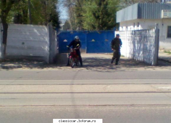 Am vazut prin Botosani - in timp ce pozam BMW-ul, un nene a iesit cu o S50 - Am vazut prin Romania