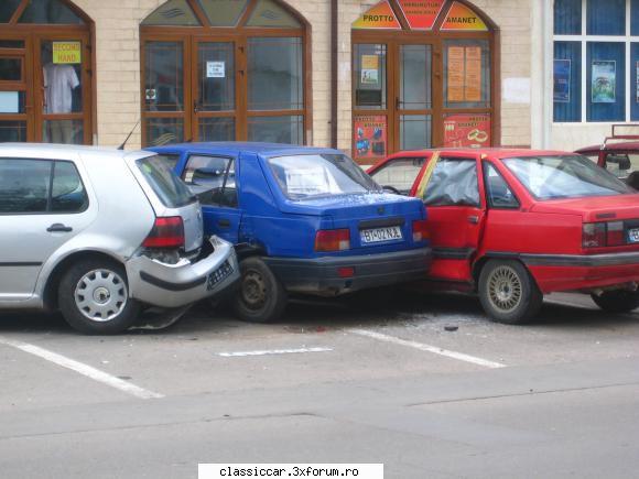 Am vazut prin Botosani - Renault-ul a scapat cel mai usor, desi pare mutat - Am vazut prin Romania