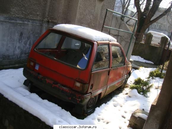 Am vazut prin Bucuresti - daca te referi la asta rosu , nu , e din fibra - Am vazut prin Romania