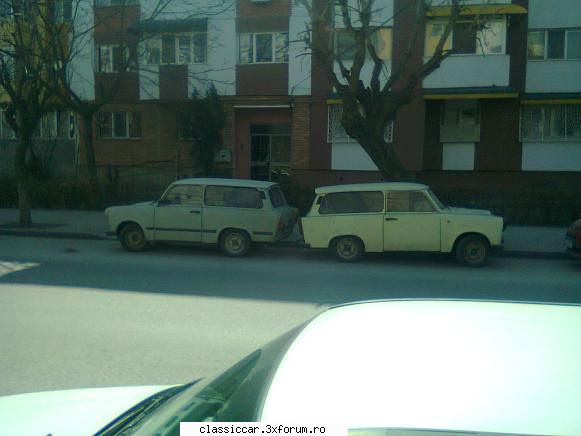 Am vazut prin Craiova - doua trabanturi suparate..stau spate in spate :) - Am vazut prin Romania