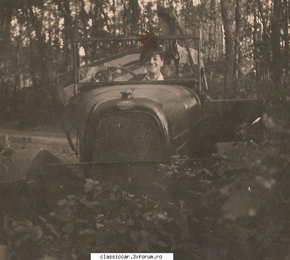 Amintiri... - Fiat 501 in padurea Baneasa la 11 mai 1935. Este - File de istorie