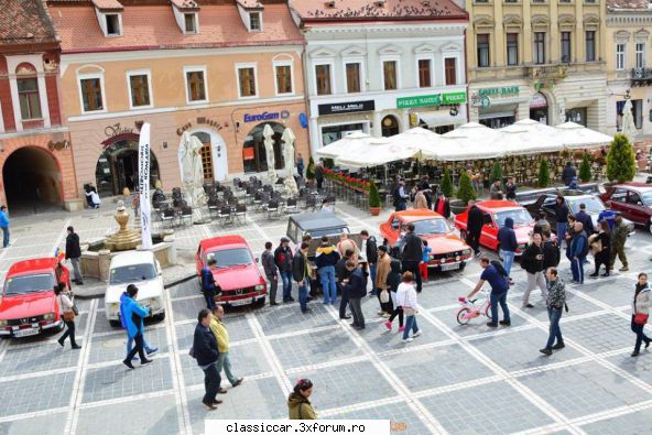Aro - Foarte multa lume atat in Piata Sfatului cat si - Prezentare masini