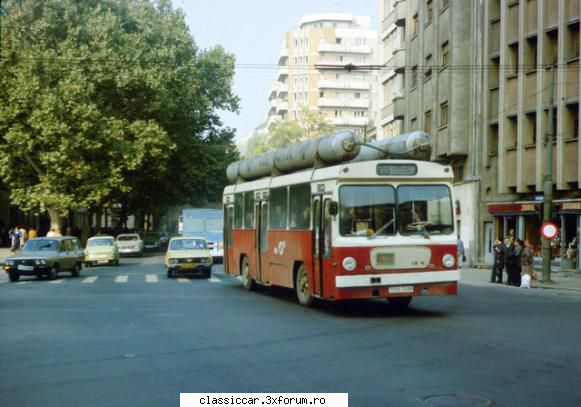 Autobuze cu gaz metan - Un IK 4 cu tuburi din Bucuresti in 1988. P.S. se - File de istorie