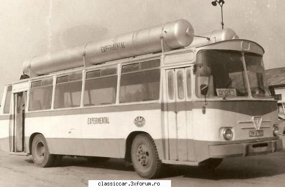 Autobuze cu gaz metan - Scria EXPERIMENTAL si pe lateral. Probabil sa - File de istorie