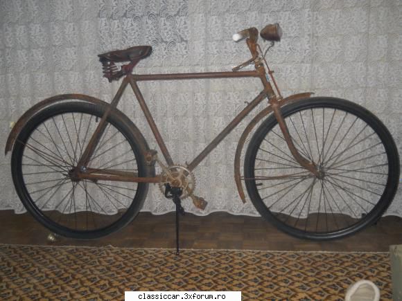 Biciclete vechi - Are o forma ciudata, de anii - Prezentare motociclete, motorete si biciclete de colectie