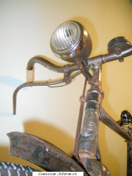 Biciclete vechi - detaliu far si emblema lata, " - Prezentare motociclete, motorete si biciclete de colectie