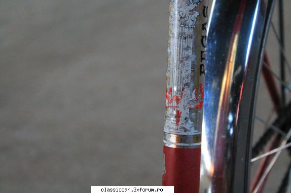 Biciclete vechi - daca te uiti atent scrie cu - Prezentare motociclete, motorete si biciclete de colectie