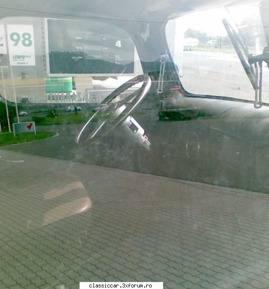 Camioane epave sau nu, vechi sa fie - Aici am vrut sa pozaz prin geam, interiorul - Am vazut prin Romania