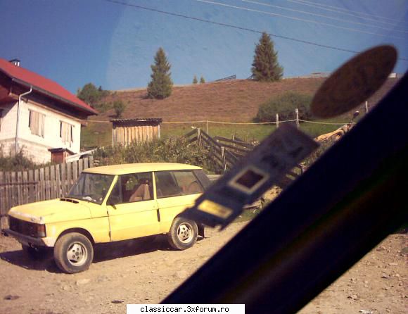 Caraciumba din Apuseni - Si un Range-Rover in fata unui magazin satesc, in - Vanatoarea de epave