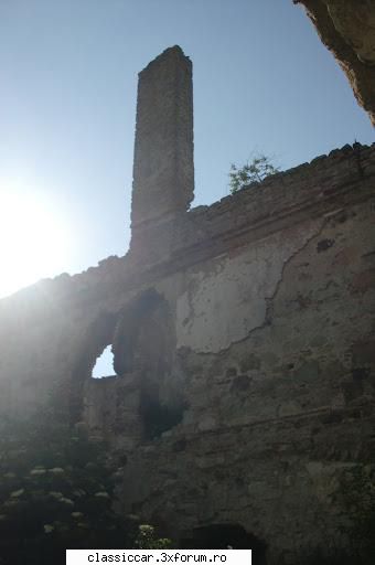 Castelul Haller - sat Coplean, jud Cluj - cosul de fum care inca mai sta in picioare - Drumetii prin Mioritic