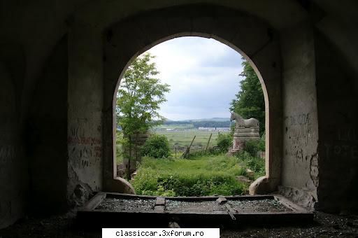 Castelul Kornis - sat Manastirea, jud Cluj - Poarta din lemn masiv este daramata. In - Drumetii prin Mioritic