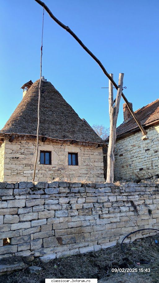 Chidea, satul din piatra - Casa cu acoperis de paie - Drumetii prin Mioritic