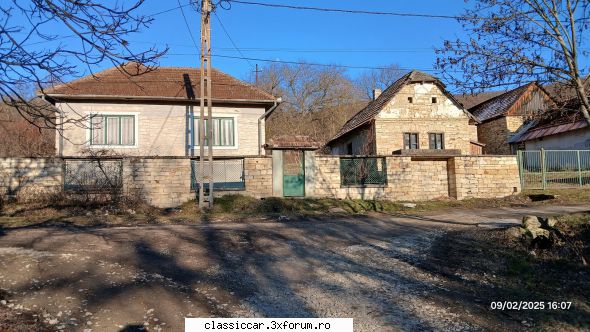 Chidea, satul din piatra - Unele case nu par a fi locuite permanent dar sunt - Drumetii prin Mioritic