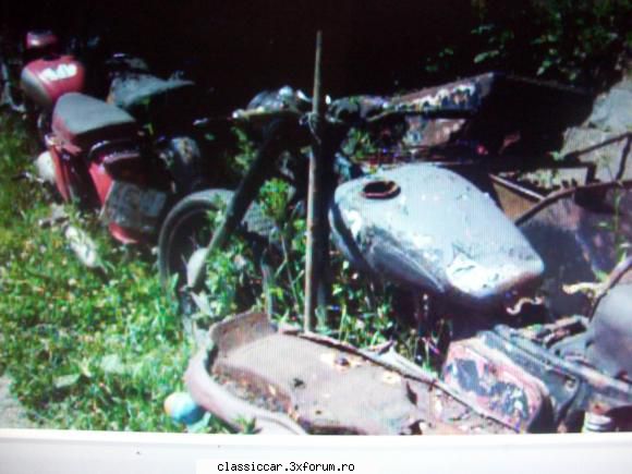 Cimitirul motocicletelor comuniste - Cunoaste careva pe jupan? - Am vazut prin Romania