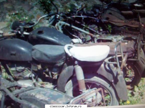 Cimitirul motocicletelor comuniste - Pacat ca nu le-a depozitat intr-un sopron,daca - Am vazut prin Romania