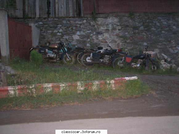 Cimitirul motocicletelor comuniste - si mai de-aproape. pozele-s facute din mersul - Am vazut prin Romania