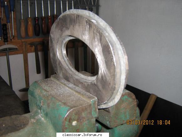 Confectionare element filtru aer - Am prins in menghina cate o tabla intre matrita - Coltul Tehnic