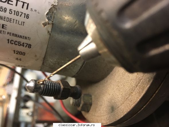 Dacia 1100 din 1970 - In faza de montaj control�nd aerisitoarele - Prezentare masini