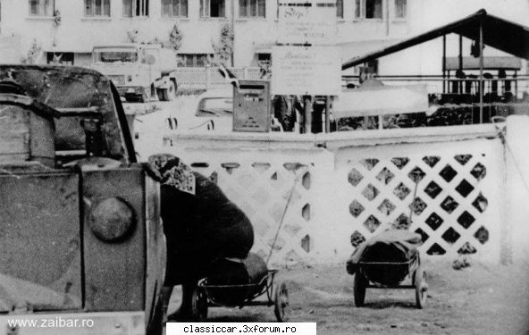 Dacia 1302 - Amatorul - O femeie asteptand sa vina camionul cu butelii - Prezentare masini