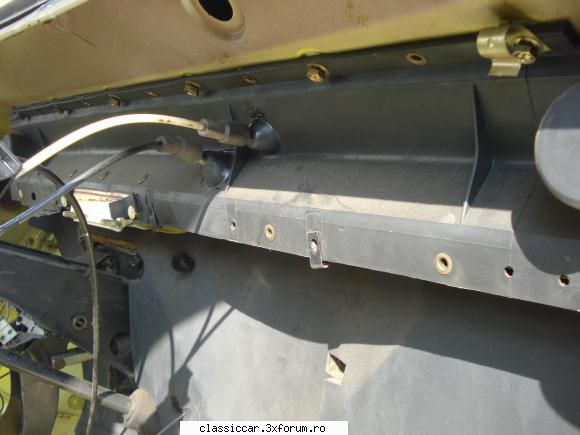 Dacia 1320 - detaliu cutie de ventilatie sub bord si cleme de - Prezentare masini