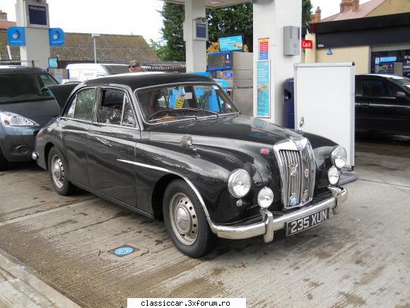 De prin Londra - MG la benzinarie - Din lumea larga