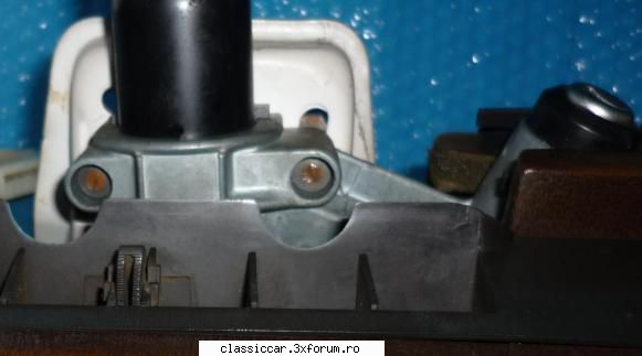 Demontare contact Audi 100 Tip43 - vedere de jos..capetele suruburilor.. rog un - Coltul Tehnic