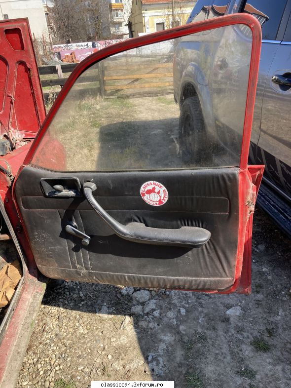 Dezmembrez Dacia 1300 - fete de usi in stare proasta 60 lei toate 4 - Vanzari  piese si accesorii