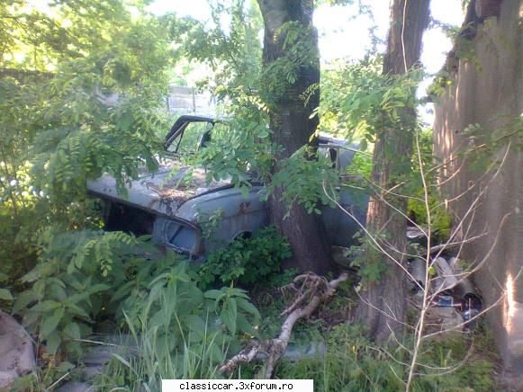 Din Bacau - Un Moskvici in Bacau intre niste garaje perasit - Am vazut prin Romania
