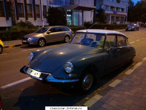 Din Bacau - Citroen DS parcat in Bacau. Avea numar de Franta - Am vazut prin Romania