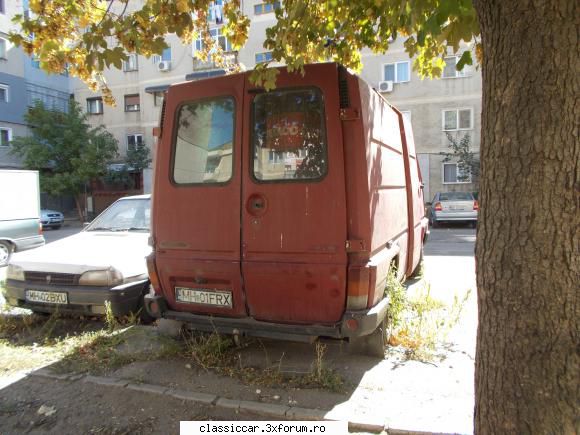 Din Severin - duba renault abandonata avea ceva butoaie inauntru - Am vazut prin Romania