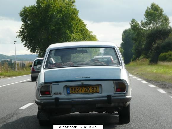 Drumetii cu doisprezecele - un Peugeot 504, cred, intalnit la drum - Drumetii prin Mioritic