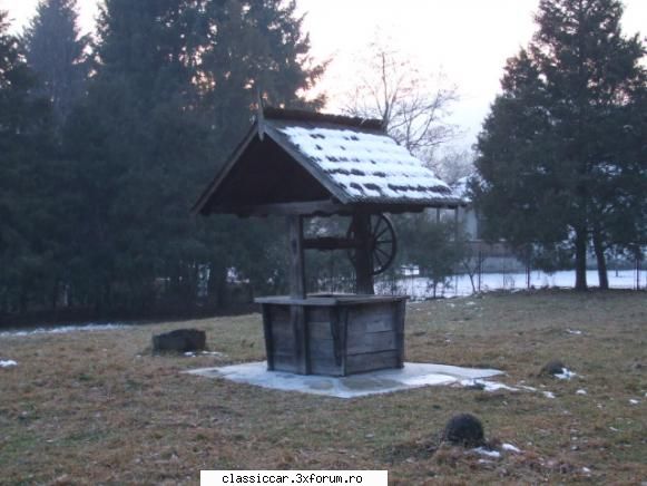 Drumetii cu saispele - O fantana, cred ca este doar decor - Drumetii prin Mioritic