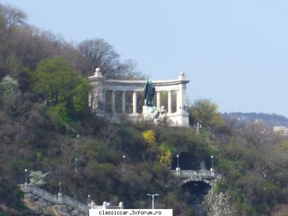 Drumetii cu saispele - nu stiu cum se numeste aceasta statuie dar stiu - Drumetii prin Mioritic