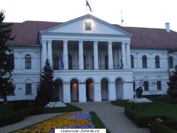Drumetii cu saispele - cred ca primaria din Mako - Drumetii prin Mioritic