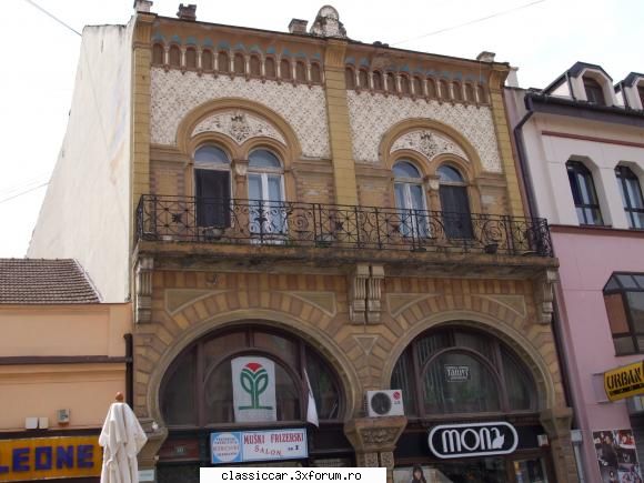 Drumetii cu saispele - si o frumoasa cladire in stil oriental din - Drumetii prin Mioritic