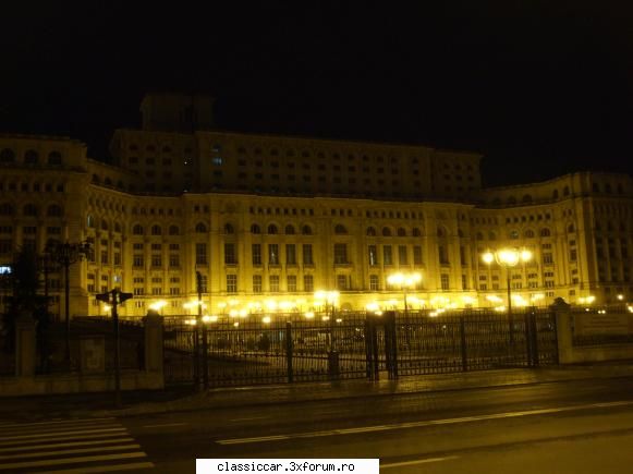 Drumetii cu saispele - Palatul Parlamentului noaptea - Drumetii prin Mioritic