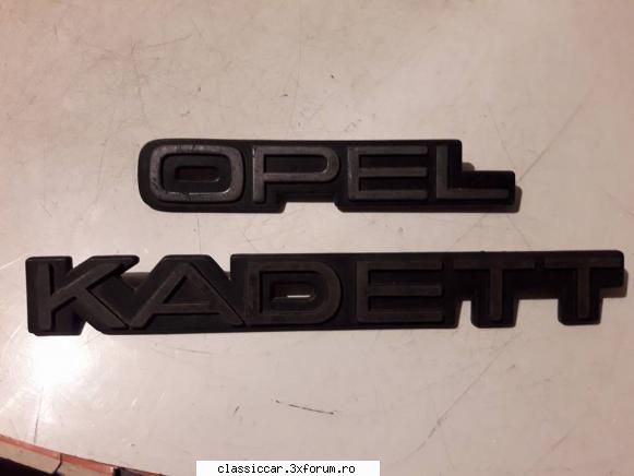 Emblema Opel Kadett - Ambele la 50 lei. Un piciorus de fixare este rupt - Vanzari  piese si accesorii