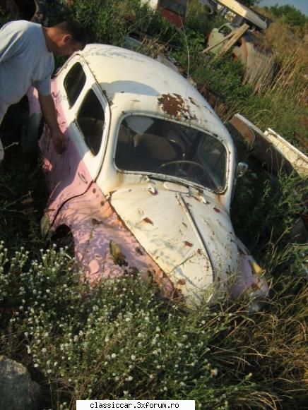 Epave sau nu, cu siguranta vechi intalnite pe meleagurile tarii - Un renault 4, parca - Am vazut prin Romania