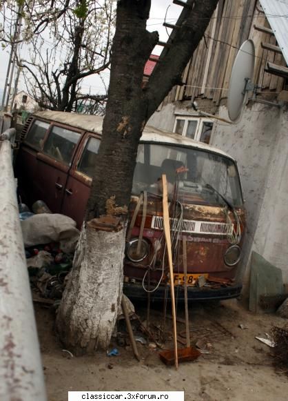 Epave sau nu, cu siguranta vechi intalnite pe meleagurile tarii - Un bus, in Adjud - Am vazut prin Romania