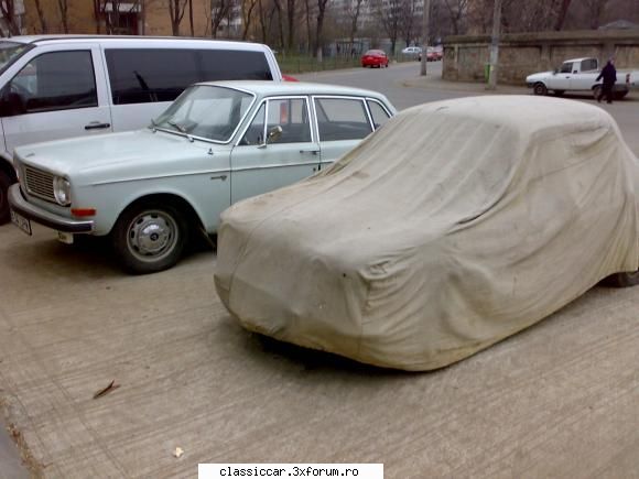 Epave sau nu, cu siguranta vechi intalnite pe meleagurile tarii - volvo si dauphin sub - Am vazut prin Romania